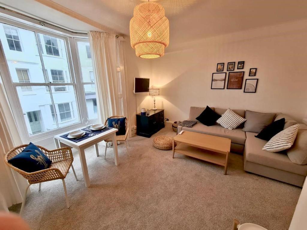 Centrally Located, Comfortable Apartment Near Station, Beach And North Laines Брайтонн Номер фото